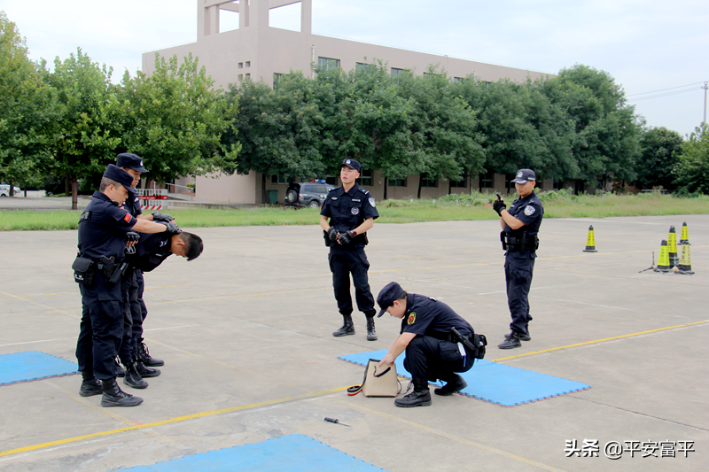 【警旗在一线飘扬】市公安局警训处督导检查富平警务实战教官教学法练兵比武活动