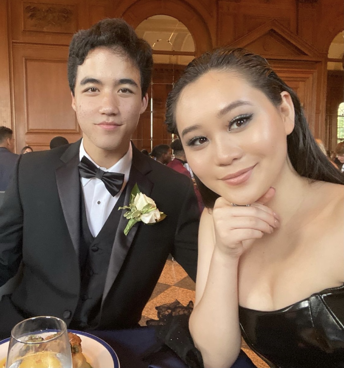 李连杰小女儿盛装出席高中毕业礼，穿白色礼服显清纯，难掩好身材