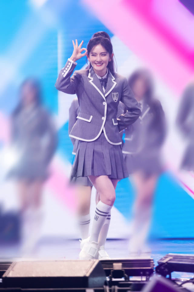 她那么努力也还是被质疑，一主持就被骂，谢娜