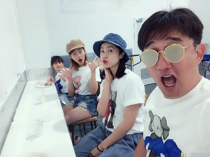 孫莉曬與兒女玩雪照，7歲多妹氣質出眾，網友卻分不清媽媽和女兒