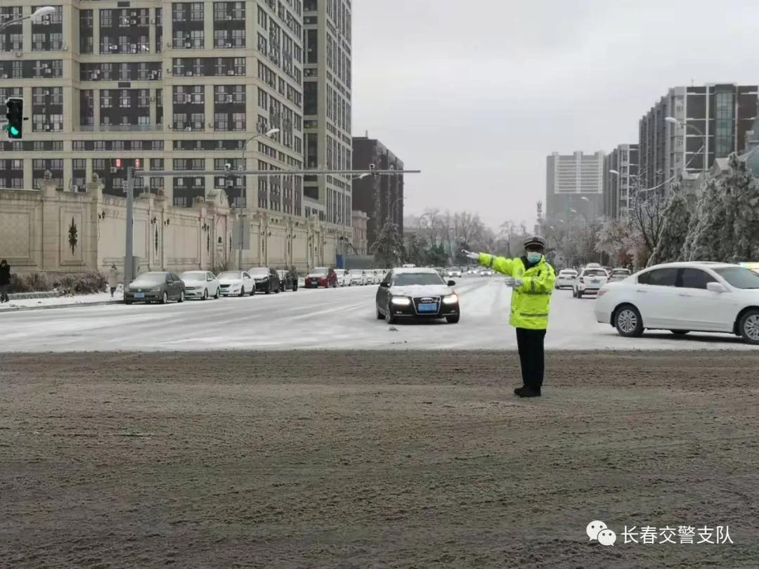 长春上演“冰雪奇缘”，交警演绎“全心守护”！