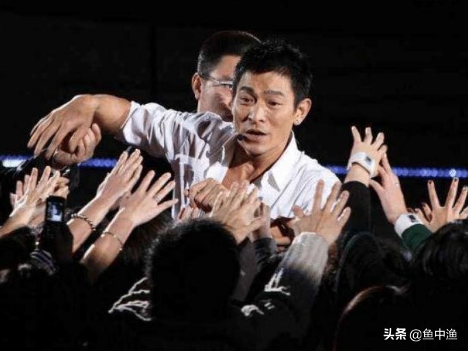 靠《两只蝴蝶》狂赚2亿，敢跟刘德华拼人气，庞龙终究毁于口水歌