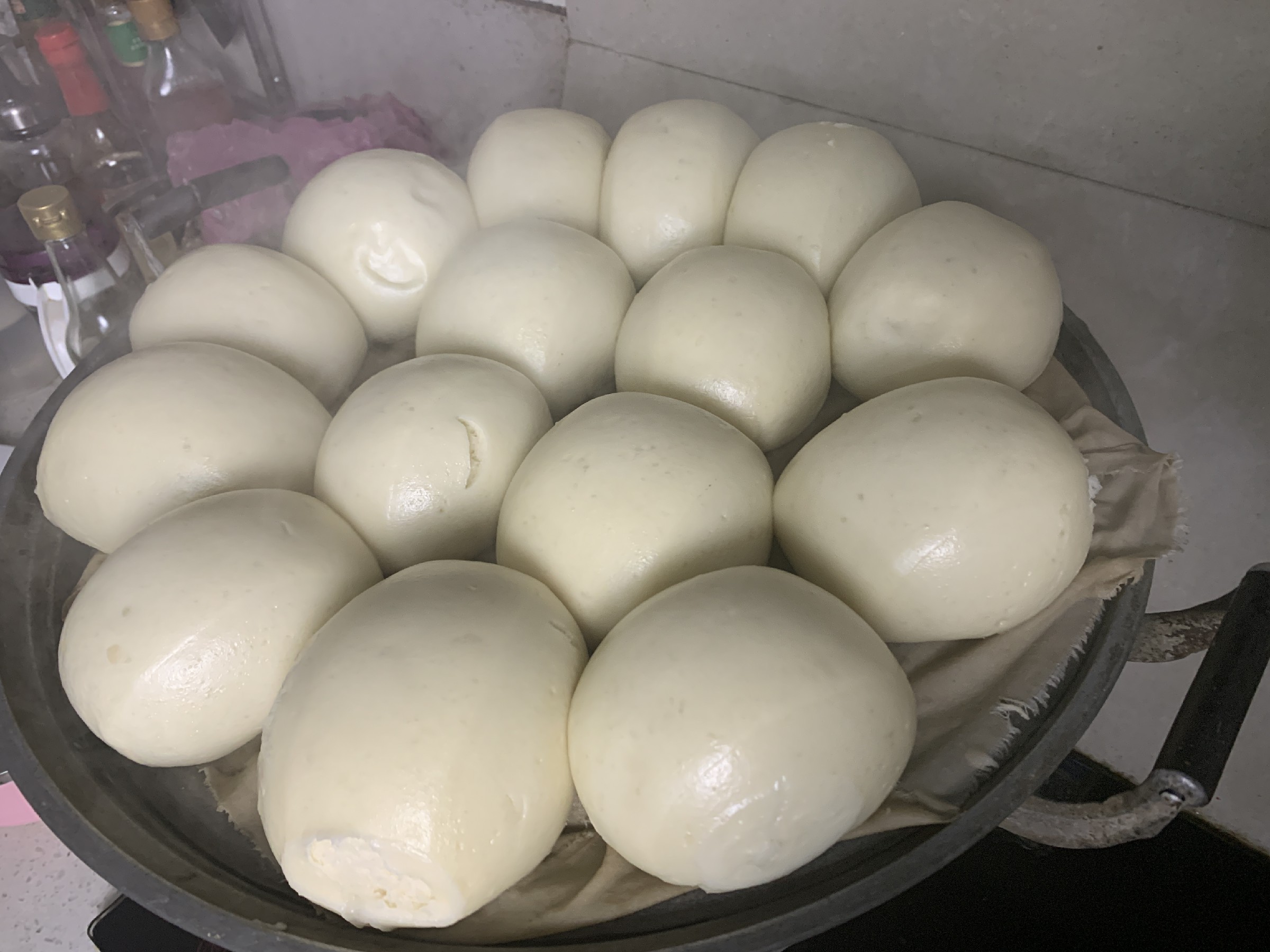 蒸馒头时,用冷水还是热水?牢记4点,馒头蓬松暄软不塌陷