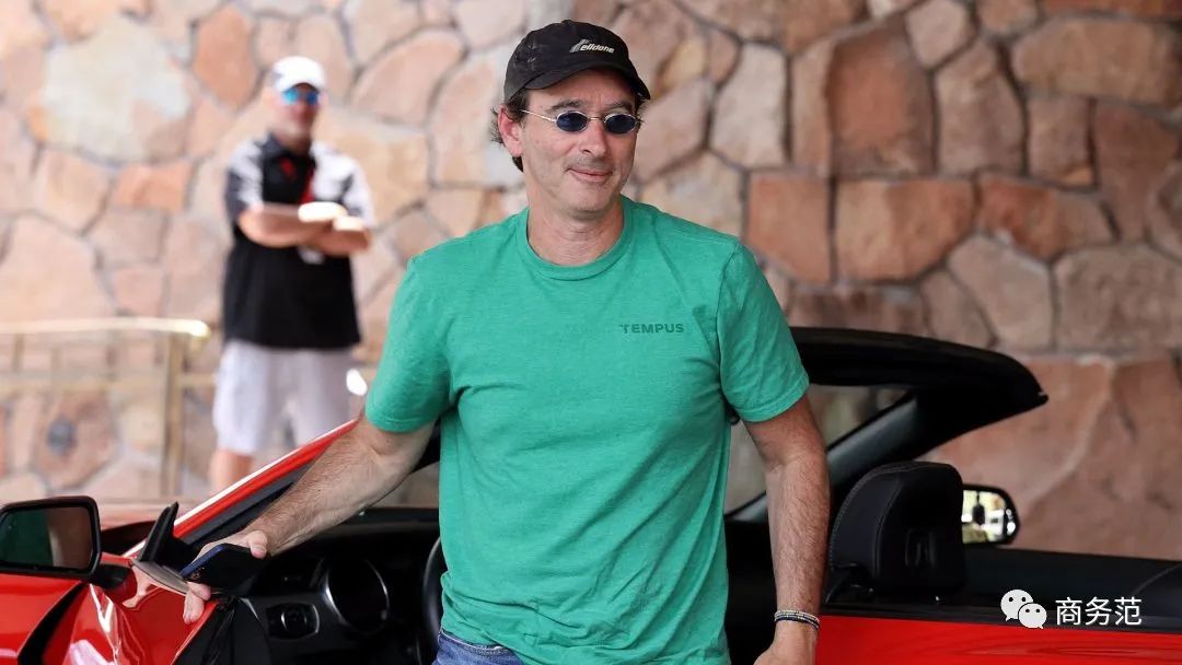 扎克伯格穿200块拖鞋聚会，暴露了全世界最有钱人“穿衣潜规则”