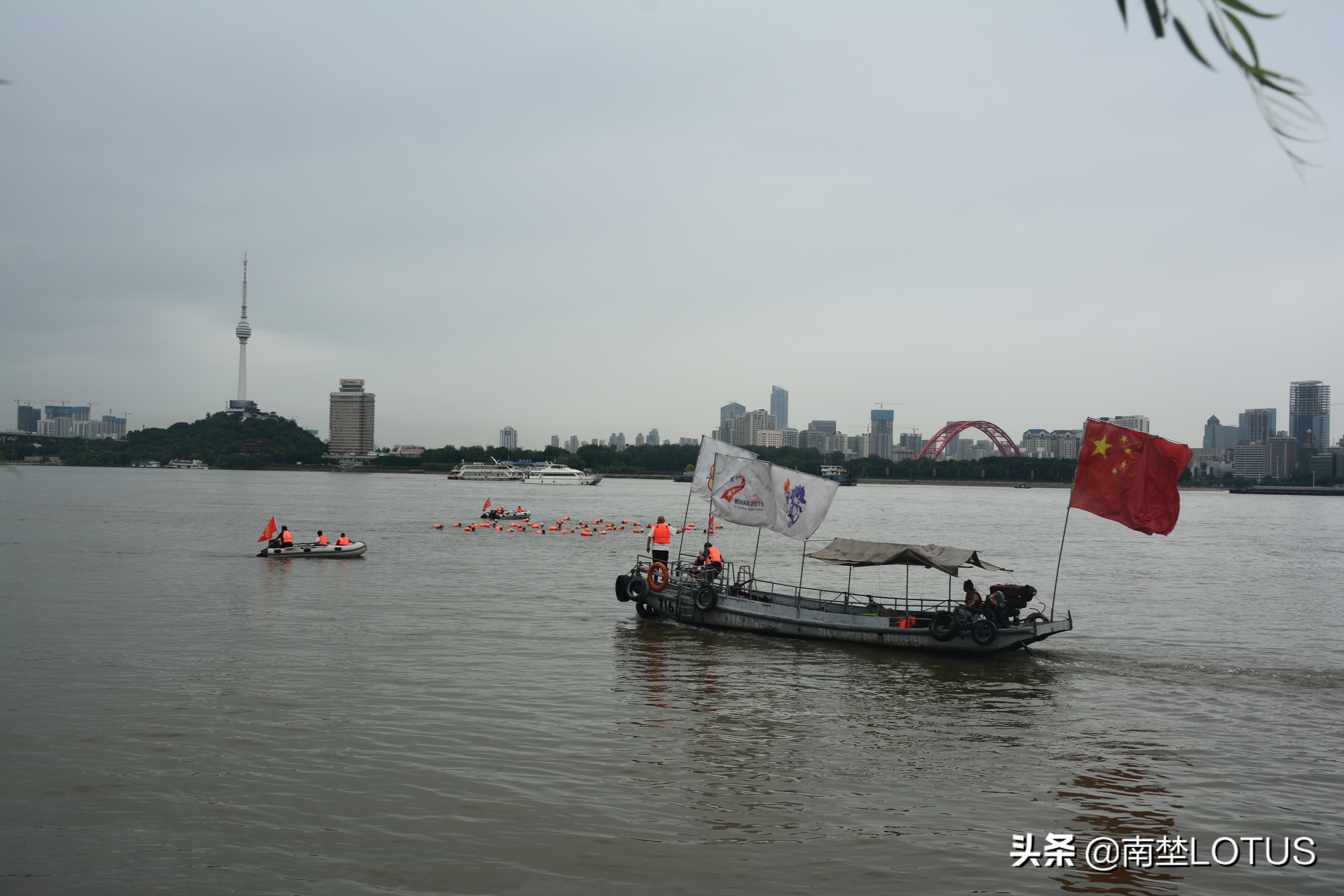 暴风雨也浇灭不了我们的热情(暴风雨浇灭不了江城716横渡长江游泳健将们的训练热情)