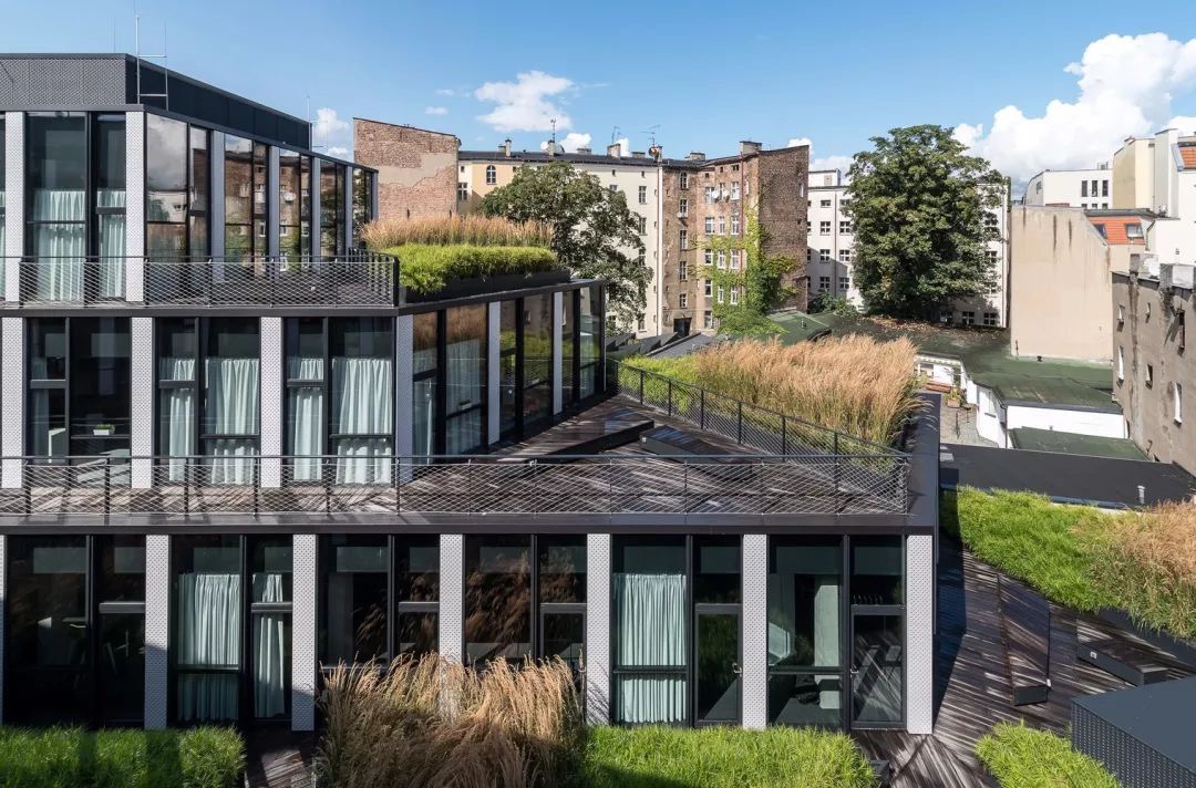 这是日本“窑洞房”，嵌入山体打造梯田式集合