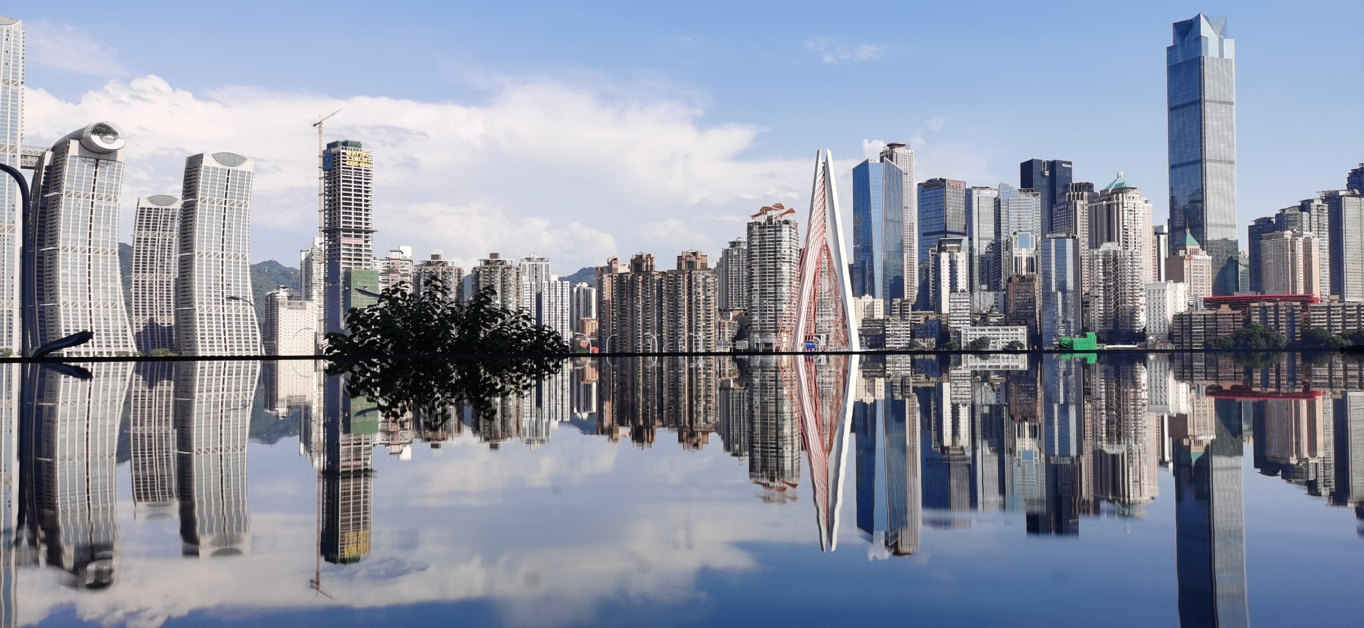 重庆南滨路天空之镜被吐槽，一个普通的小水池，还被当成宝贝