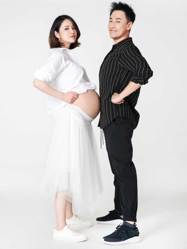 林峯官宣当爹，与张馨月共晒孕肚cos写真，恩爱又诙谐