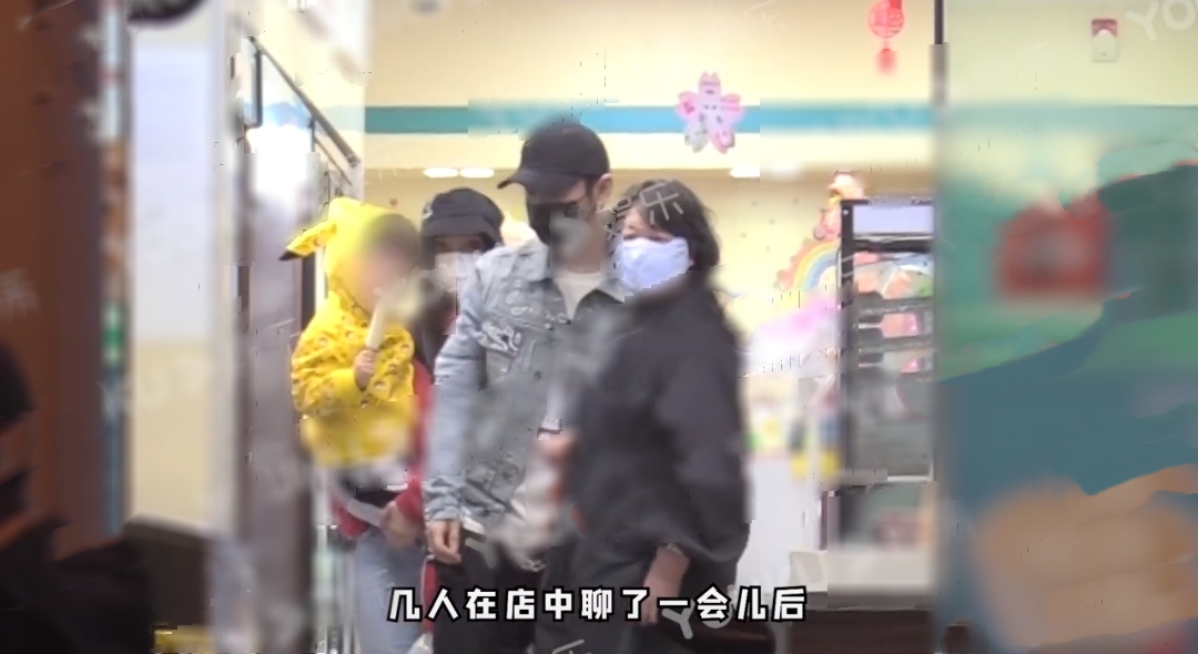 黃曉明一家三口罕見同框，帶小海綿看病后買雪糕，畫面幸福溫馨