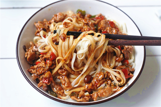 煮面条，水开出锅就错了！牢记1个小窍门，不粘不坨特筋道