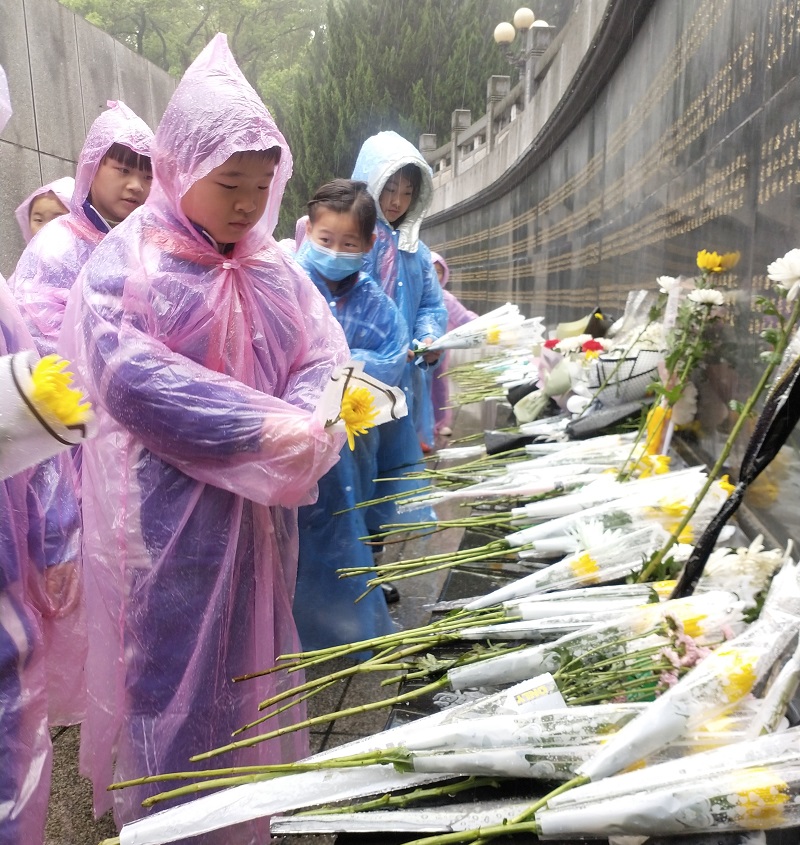 清明节假期数万湘潭各界群众到烈士陵园祭扫
