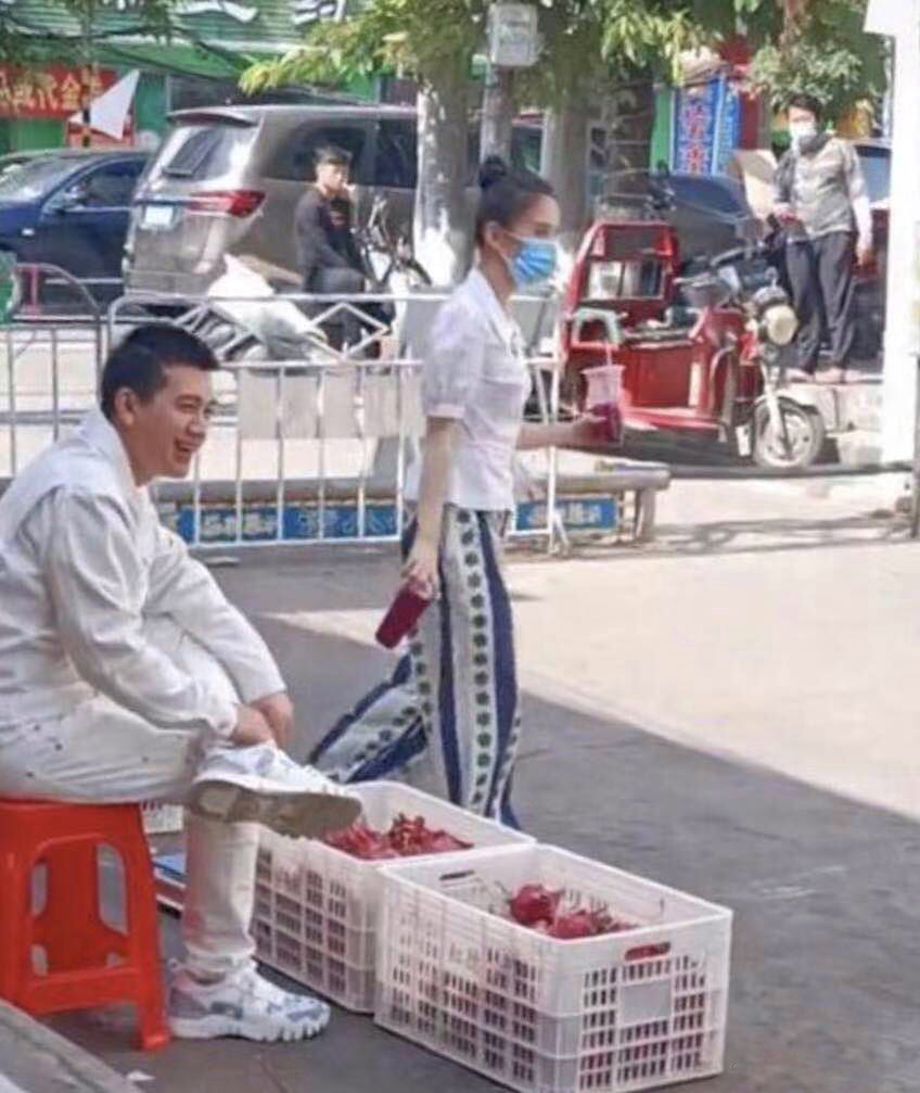 黃聖依帶小兒子現身貴氣有範，4歲安麟自推行李乖巧懂事