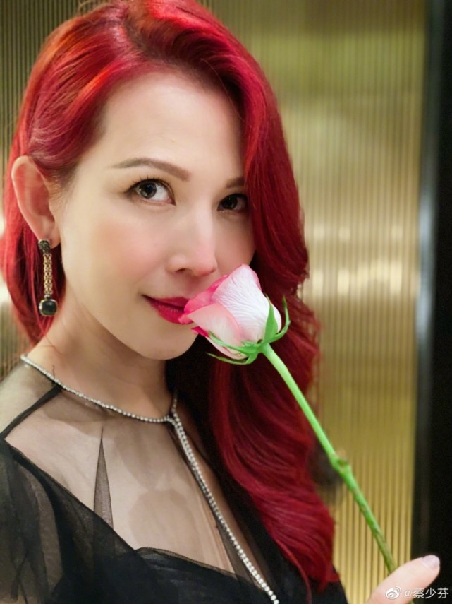 蔡少芬频繁被偶遇做医美，路人镜头下太瘦了，生仨娃还是火柴腿