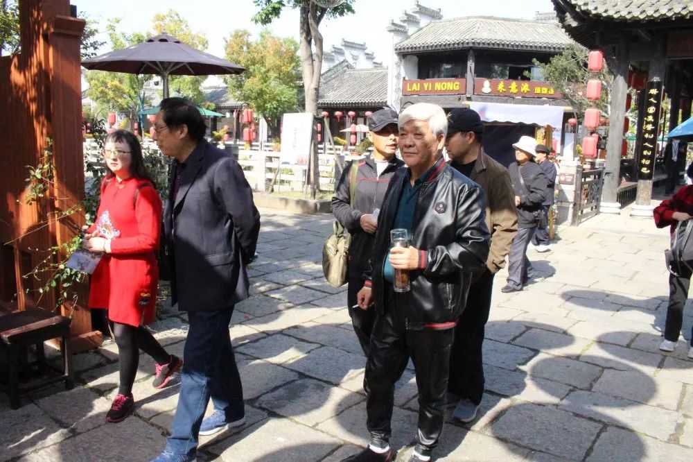 关爱老人游古镇,重阳佳节送温暖