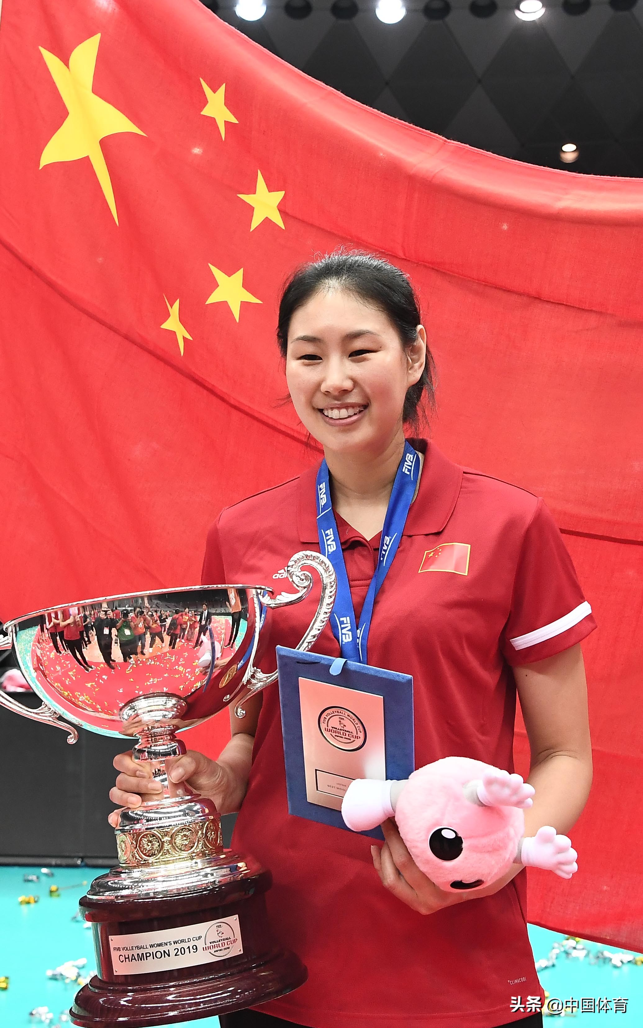 2019女排世界杯颁奖仪式,中国女排姑娘举起冠军奖杯