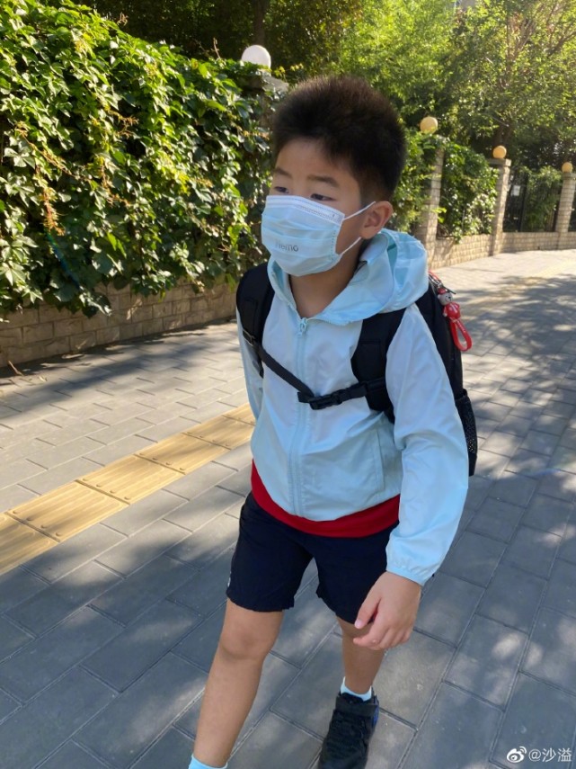 沙溢晒小鱼儿去上学，兴高采烈比剪刀手，口罩定制有名字“尼莫”