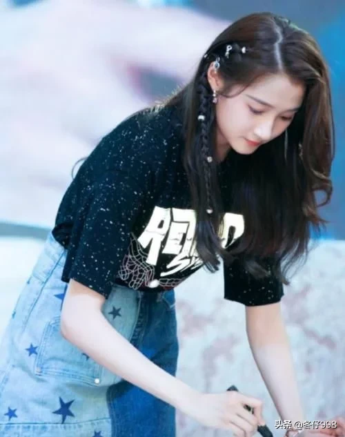 关晓彤把裙子故意“倒着穿”，原以为很另类，