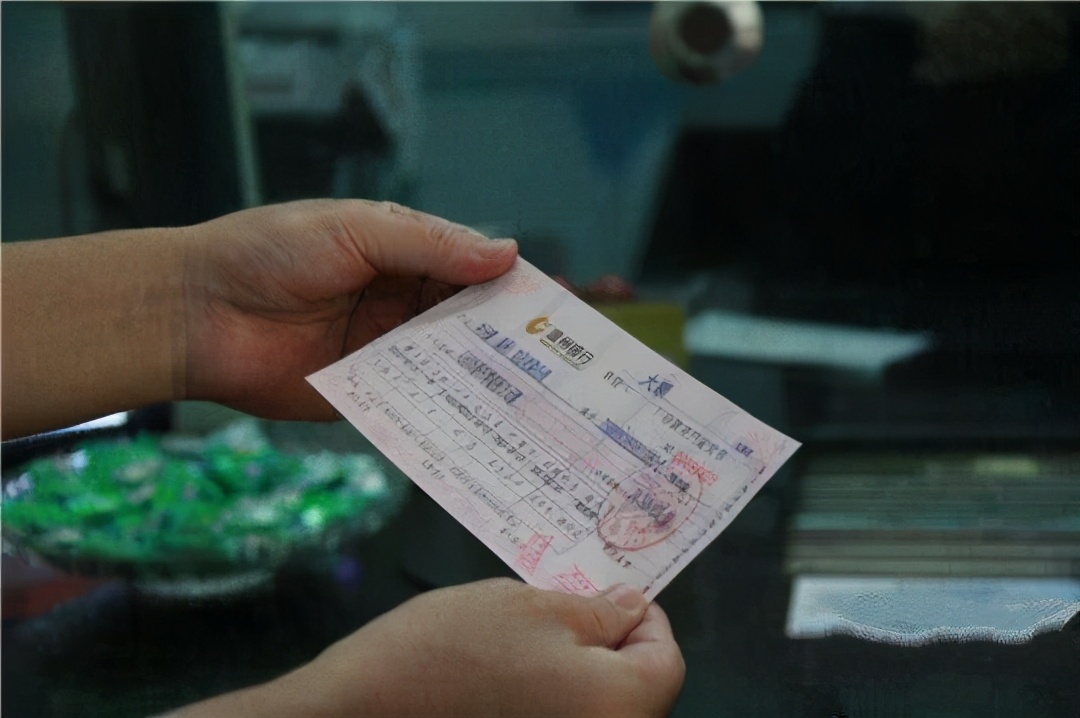 个人接收到承兑汇票怎么办？解决的办法有2个，早知早受益
