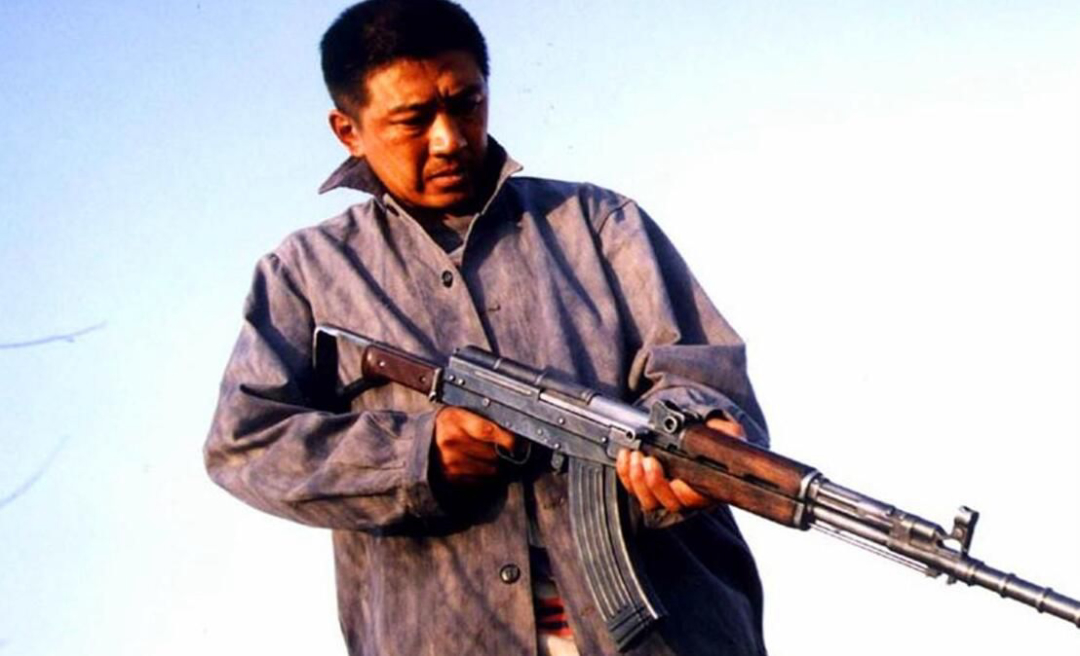 两个站岗的哨兵为啥只配发一支枪？血淋淋的教训记忆犹新