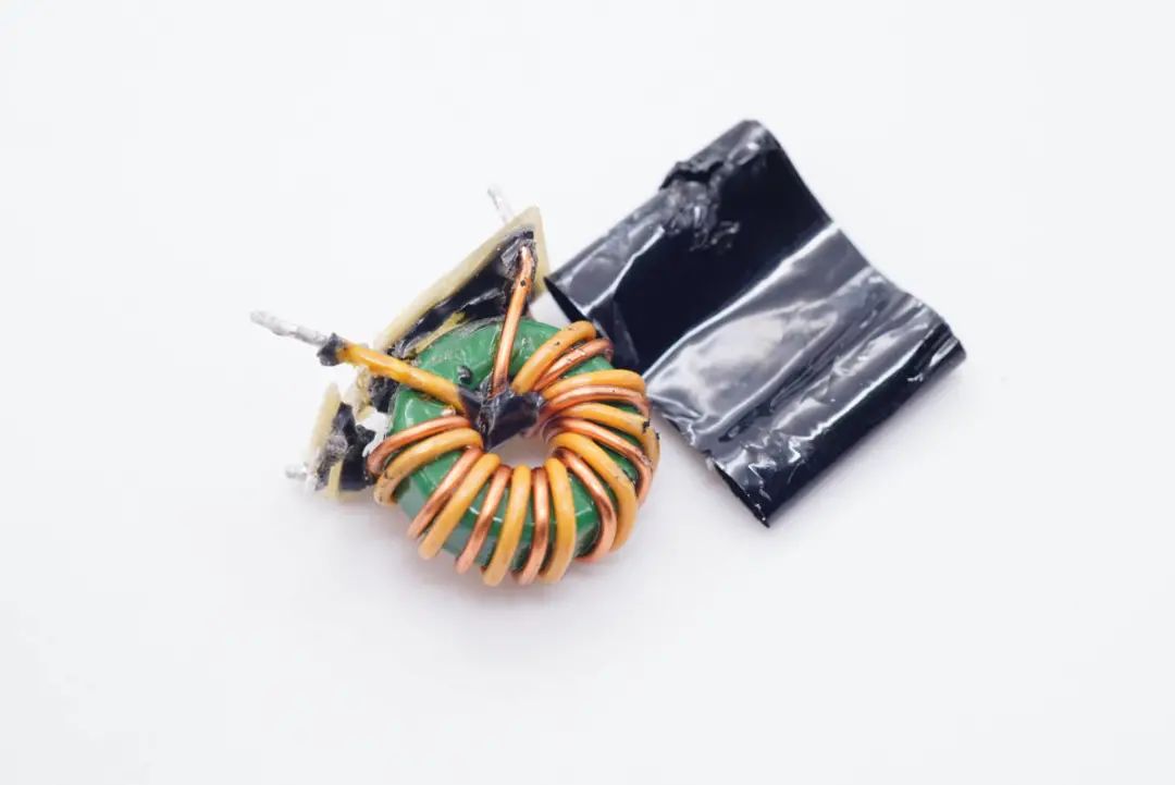 华硕最强游戏本标配300W电源，内置4颗氮化镓，内部结构揭晓