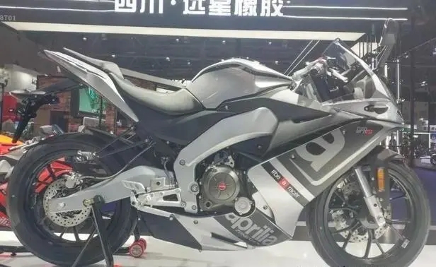 阿普利亚250级仿赛，碟刹配ABS，单缸水冷发动机，最大马力27匹