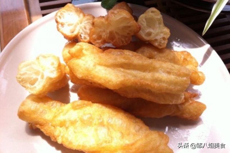 原来炸油条很简单，想吃就做，个个空心蓬松，金黄酥脆，教您方法