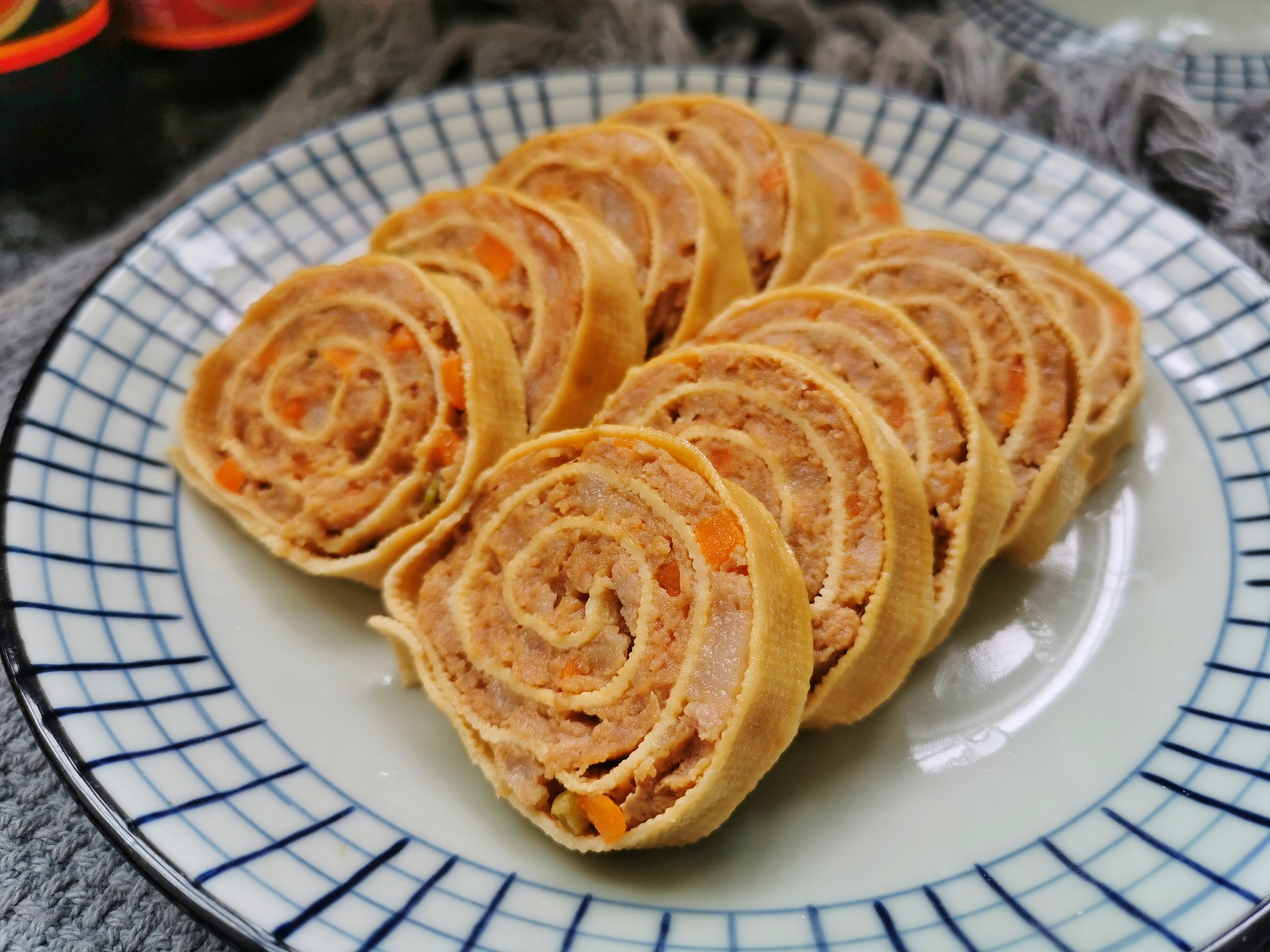 不油炸不煸炒，豆腐皮裹上肉餡蒸一蒸，10分鐘上桌，少油更健康