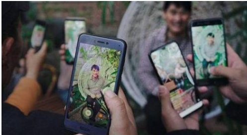 就在三天前的8:13分，大衣哥因借钱又火了，网友：人心太丑恶了