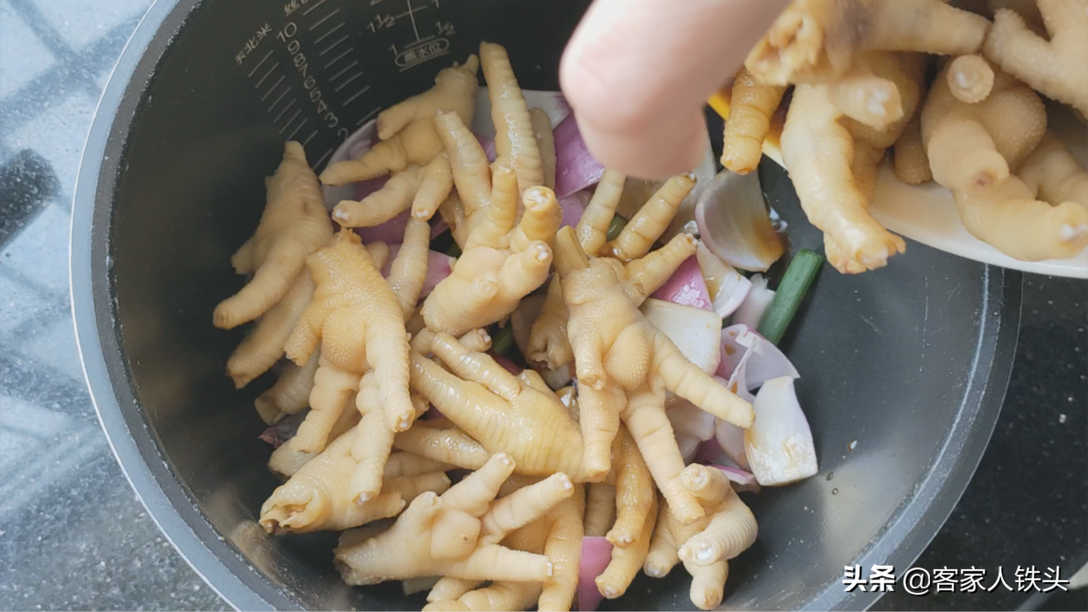 客家盐焗鸡爪新做法：一个电饭锅，几个小技巧，出锅好吃到不想停