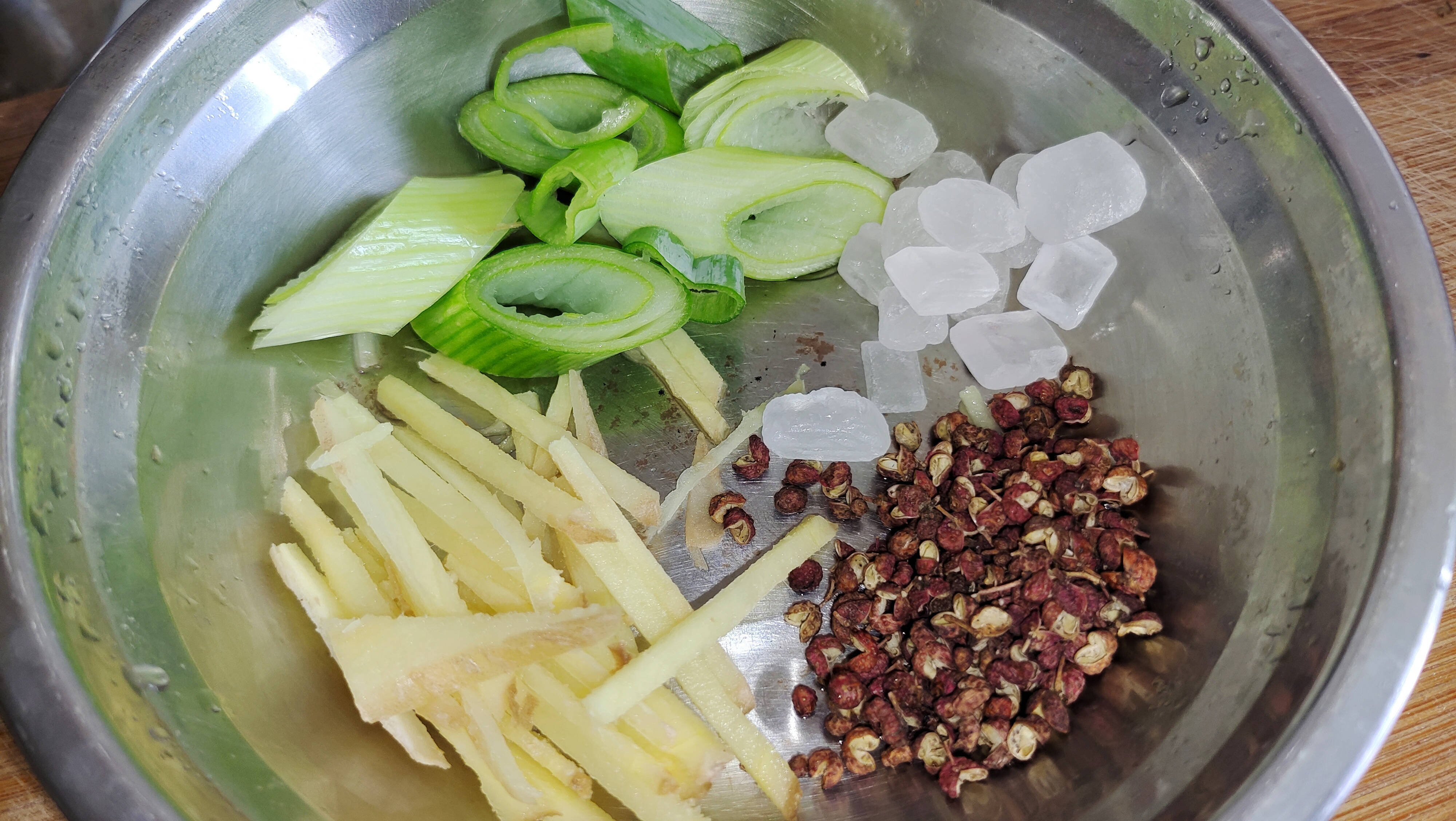 做油燜大蝦，很多人會做錯3步，難怪油不紅殼不脆，照此做才正宗