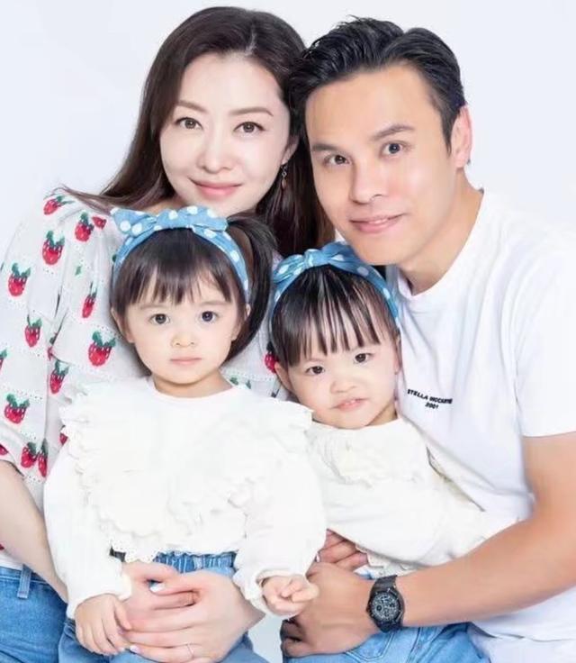 熊黛林双胞胎女儿画画，姐姐安静大眼萌妹，妹