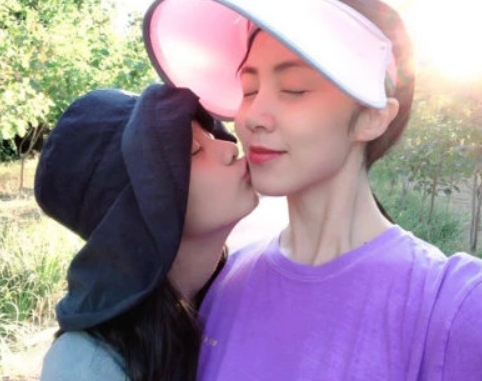 黄磊发语音让多多叫何炅外号，谁注意她把称呼改成了啥？情商太高