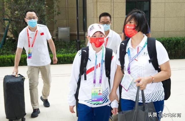 团宠!全红婵进全运村广东队领导牵手怕丢,老父亲何教练一步三回头