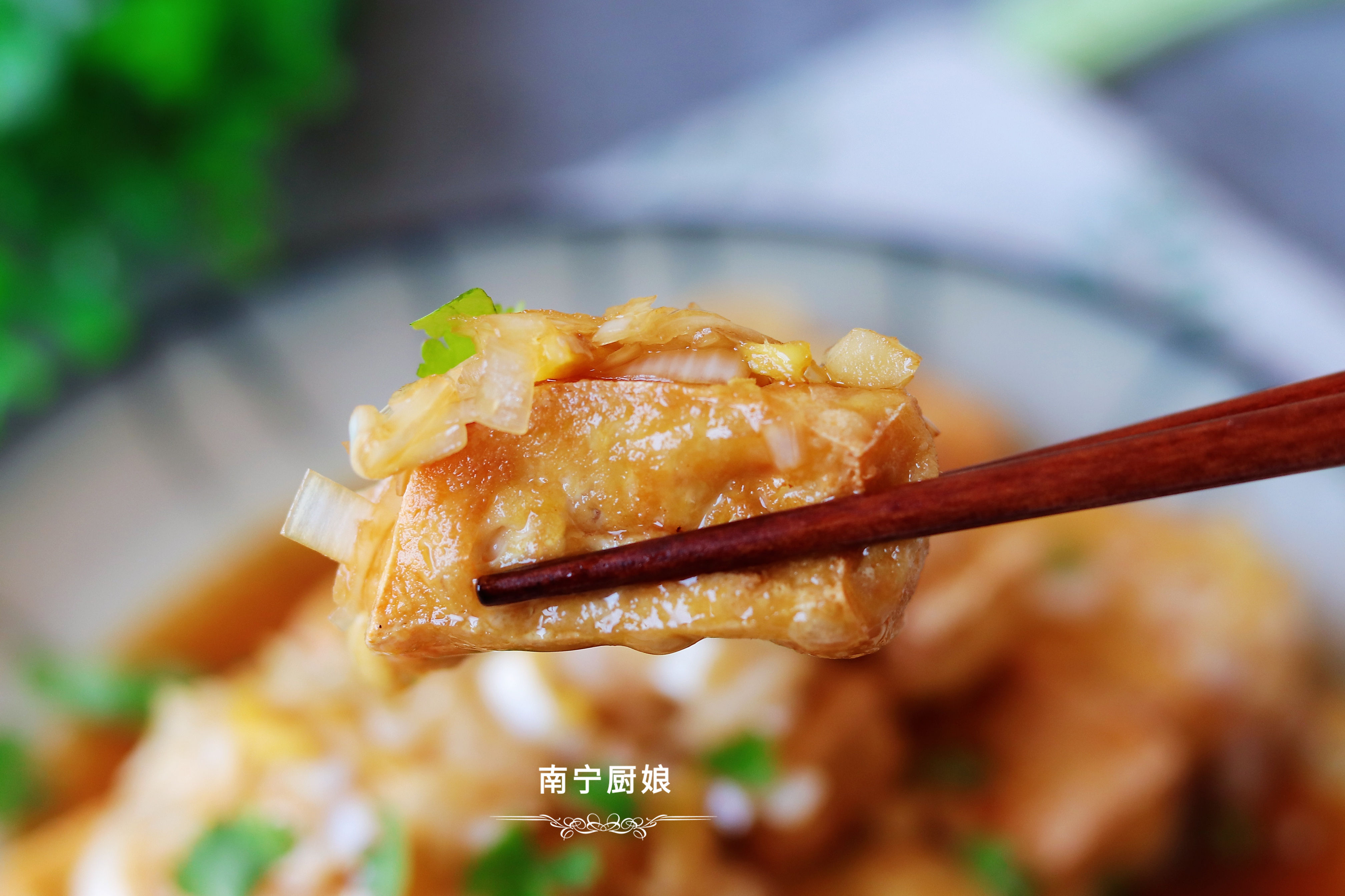 豆腐炸一炸，再和大蔥拌一拌，沒想到這麼好吃，上桌驚艷了全家人