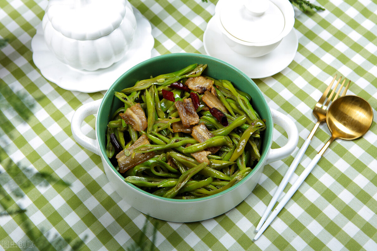 Stirfried kidney beans with pork, don't put it in the pot directly