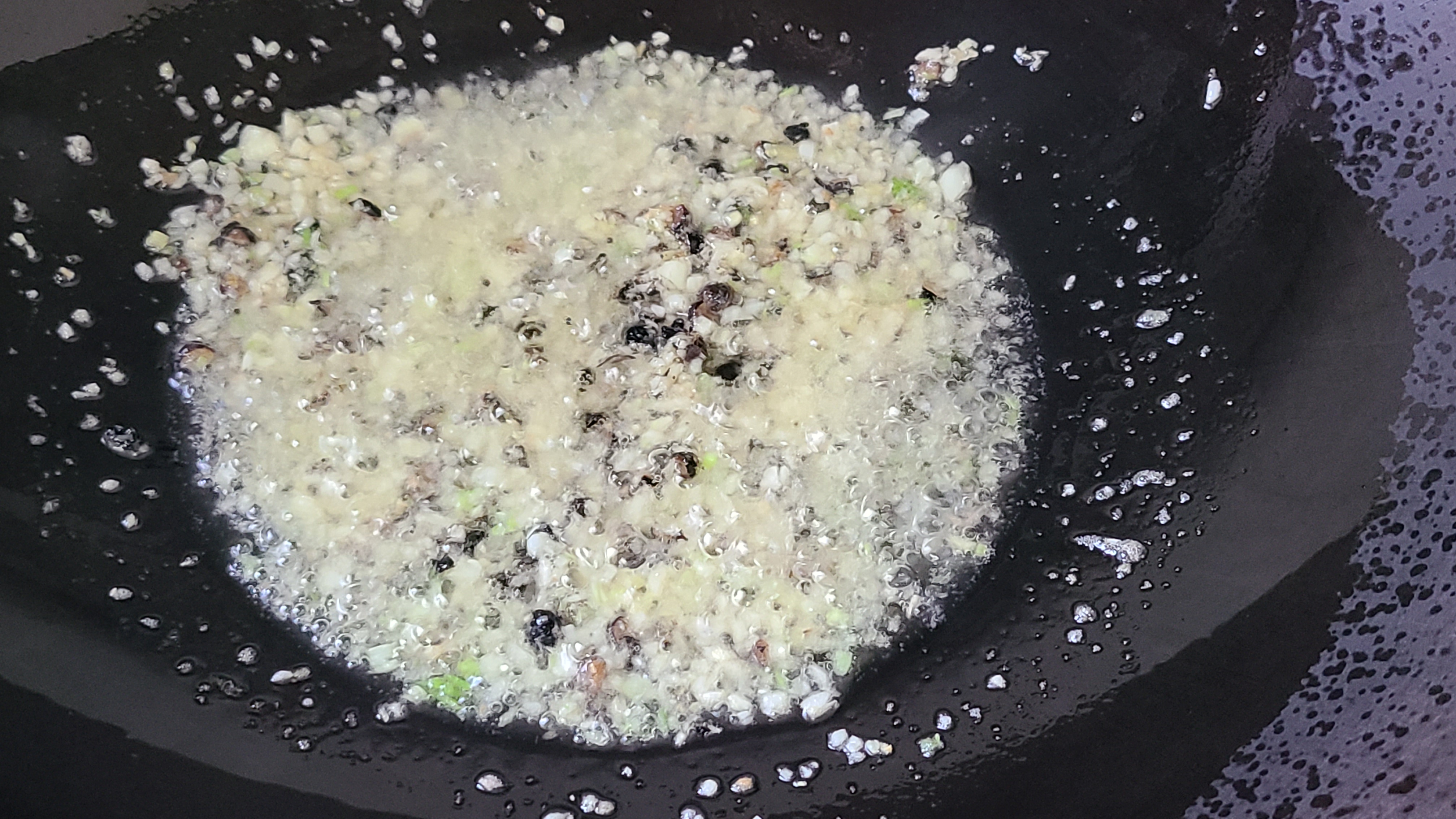 鸡肉这种做法很少见，做出来的鸡肉香味浓味道好，下酒下饭都很棒