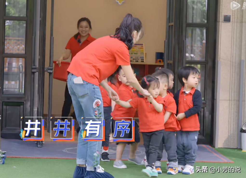 张柏芝去幼儿园看孩子，双膝跪地有耐心，妆容是对孩子最大的尊重