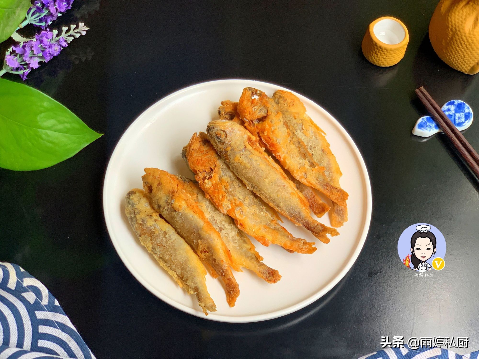 When frying fish, some people wrap it in flour, and some people put it directly into the frying pan to teach you the correct way. It is crispy and crispy.