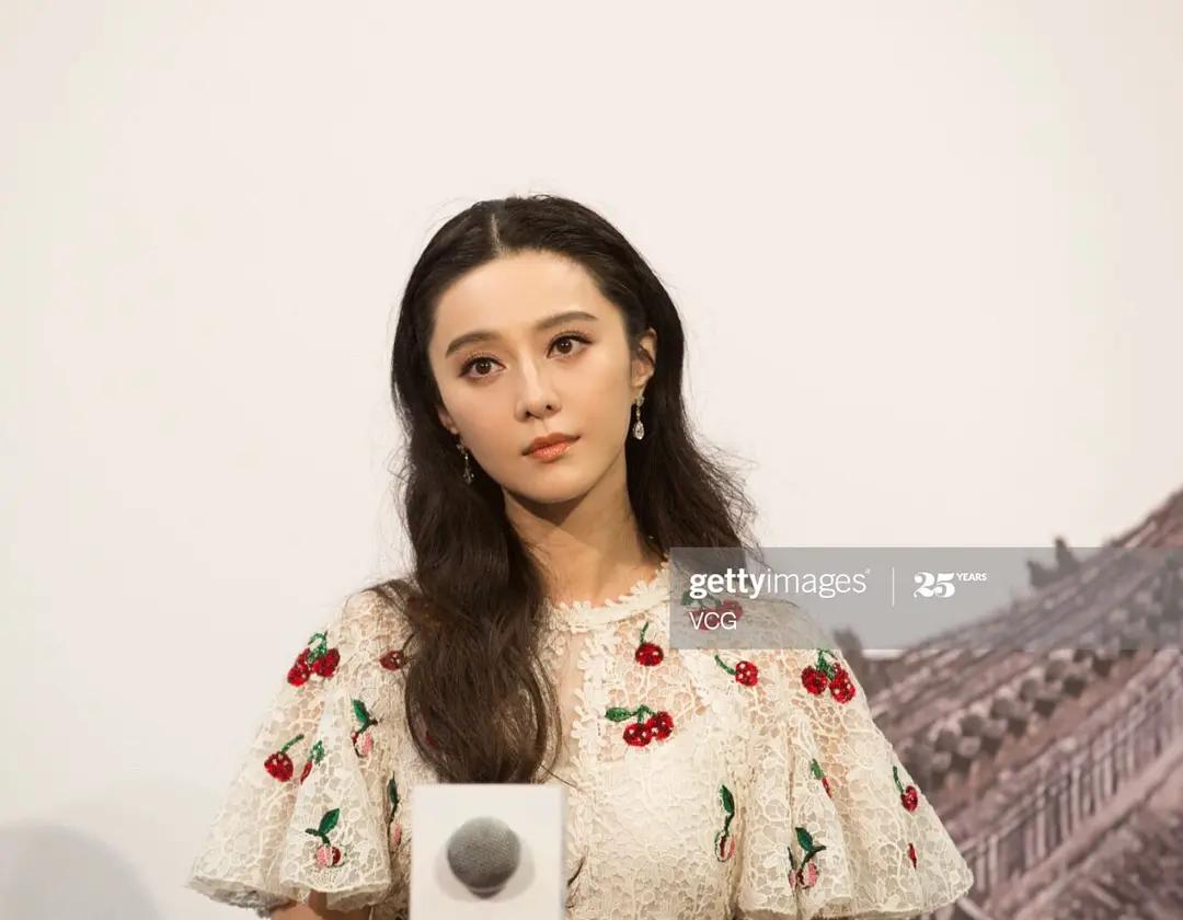 朋友圈的刘亦菲，头骨优越面部饱满流畅，范冰