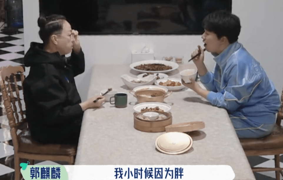 郭麒麟体重曾达196斤，因肥胖产生自卑心理，减下74斤后常年吃药