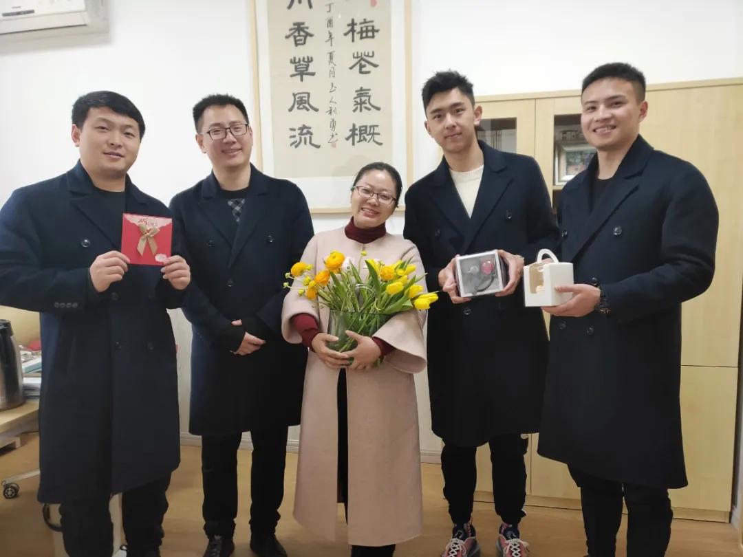 成都市华阳中学附属小学举行“三八妇女节”庆祝活动