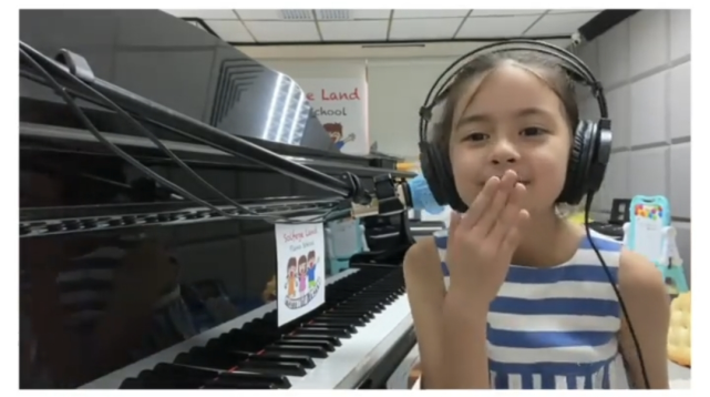 梁咏琪女儿幼儿园毕业，和同学郊游身高优越，弹唱妈妈的歌超治愈