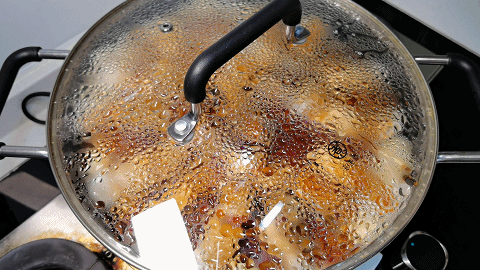 It costs 300 yuan to eat out of the stew pot, and you can do it at home for 100 yuan. Novice kitchen personnel can also make it.