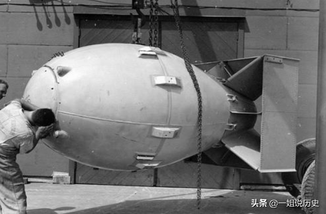 二战美军投掷原子弹，爆炸才十几秒钟时间，轰炸机怎么离开的？
