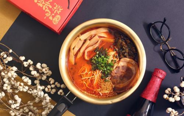 90后小姑娘，冲入福布斯精英榜，靠“一碗拉面”