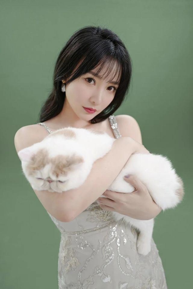 40岁柳岩一天相亲两次被嘲“饥不择食”，中国女性怎么活得这么难