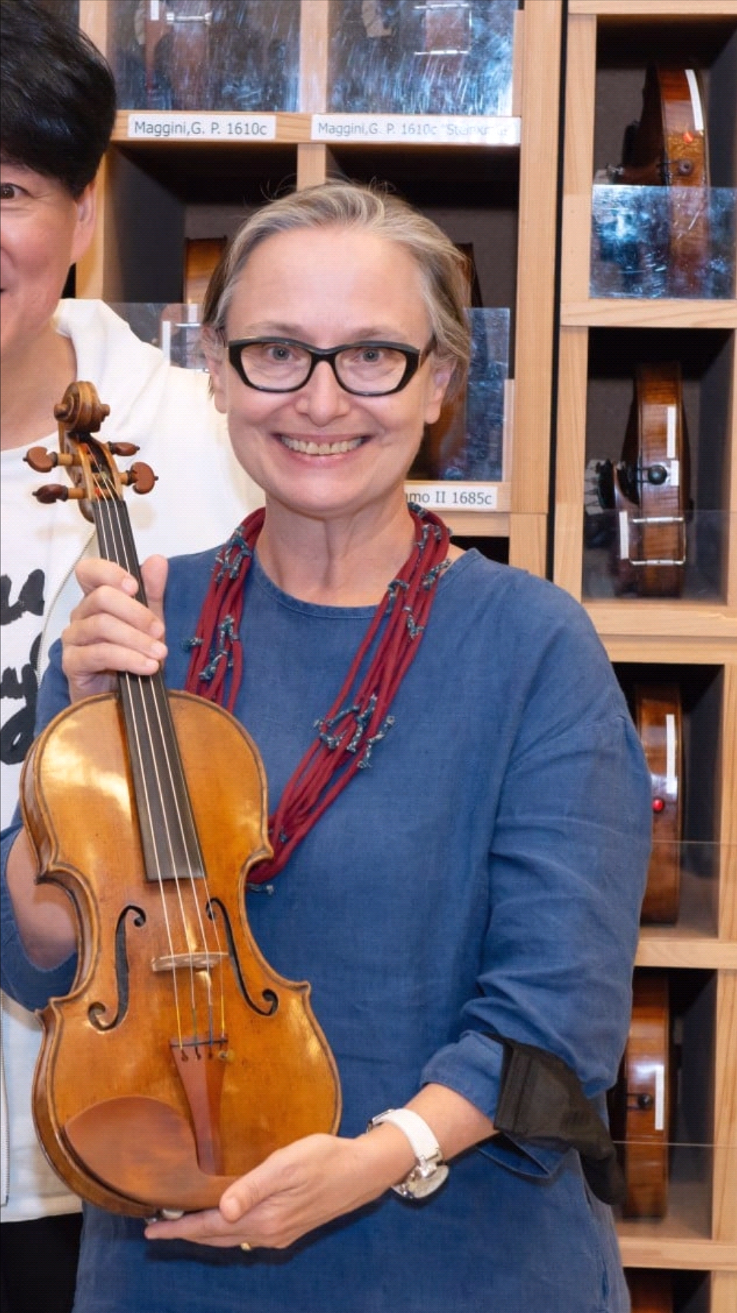 周華健罕見和美國妻子同框，61歲妻子頭髮花白，夫妻同框似母子