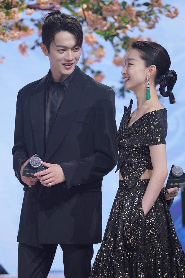 Zhou Dongyu and Xu Kai embrace the subtle atmosphere, the bronzing dress is  a bit short, but the skin is really fair - iNEWS