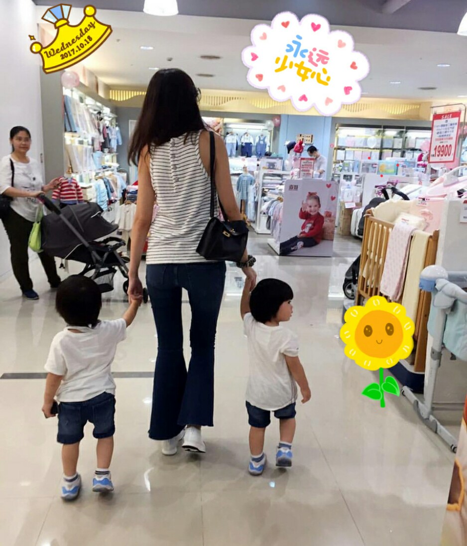 陈若仪带双胞胎儿子逛超市，双子星自己推车，帮妈妈提袋子超懂事