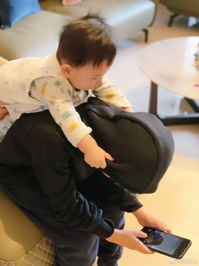 應采兒倆兒子穿兄弟裝同框，小小春與弟弟隔玻璃上演“塑料兄弟”